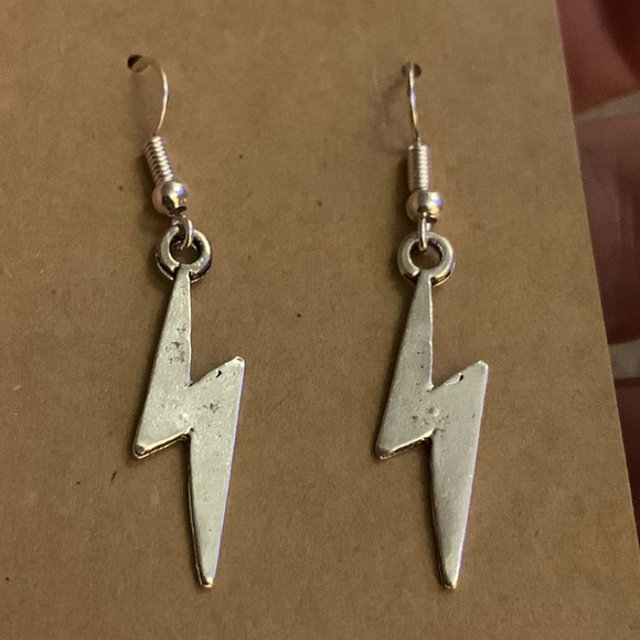 vintage style Harry Potter lightning bolt earrings - Picture 3 of 3